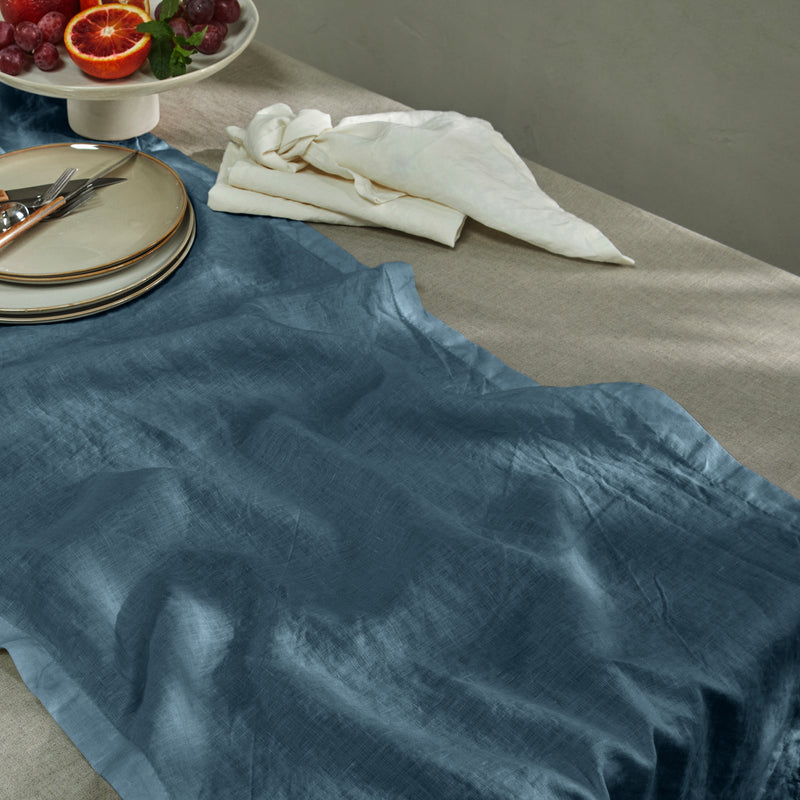 chemin de table basique en lin lavé bleu français