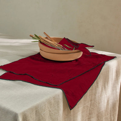 Set de table bordé en lin bordeaux