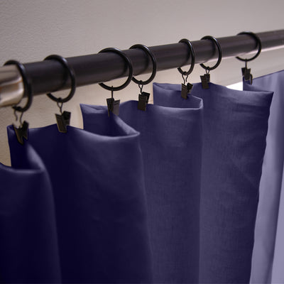 Rideau à bords brodés avec accrochage innovant bleu nuit