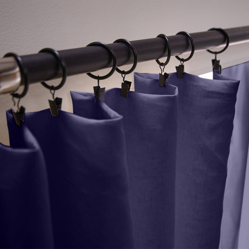 Rideau à bords brodés avec accrochage innovant bleu nuit