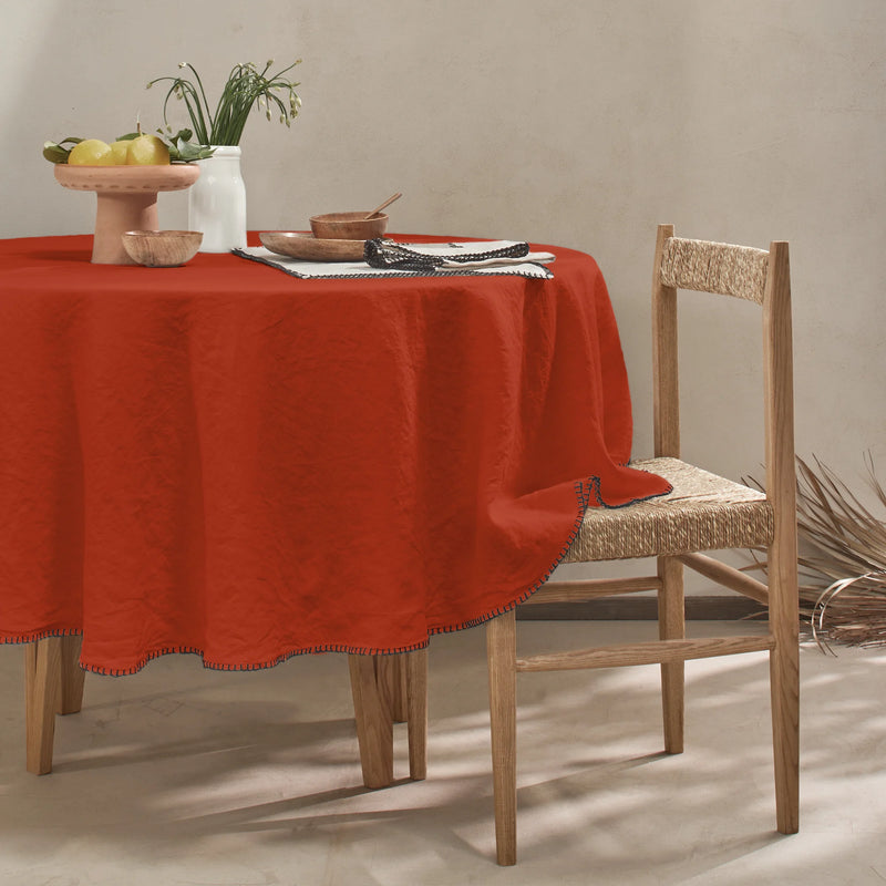 Nappe ronde sur mesure en lin avec point de cheval corail