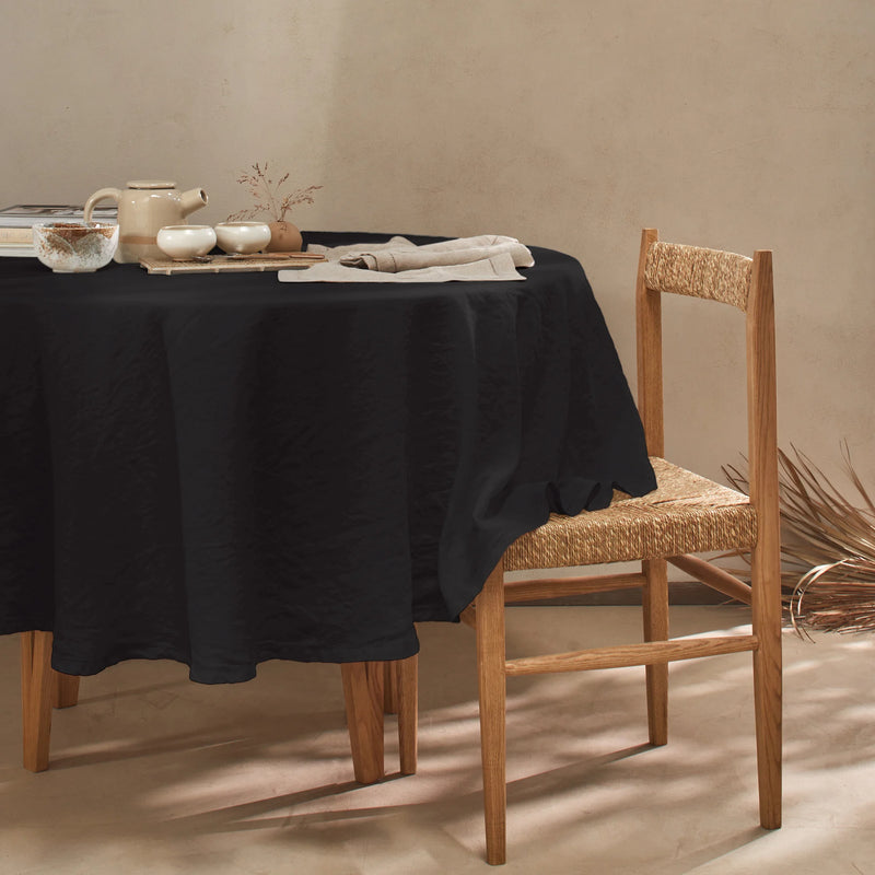 Nappe ronde sur mesure en lin lavé ajouré encre noire