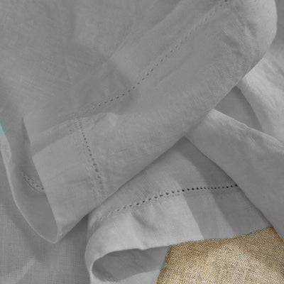 serviette gris glacier en lin ajouré 