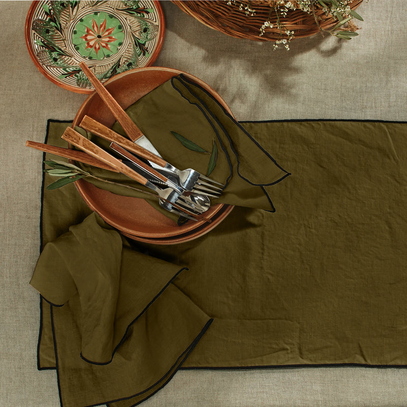 Set de table bordé en lin lavé vert olive
